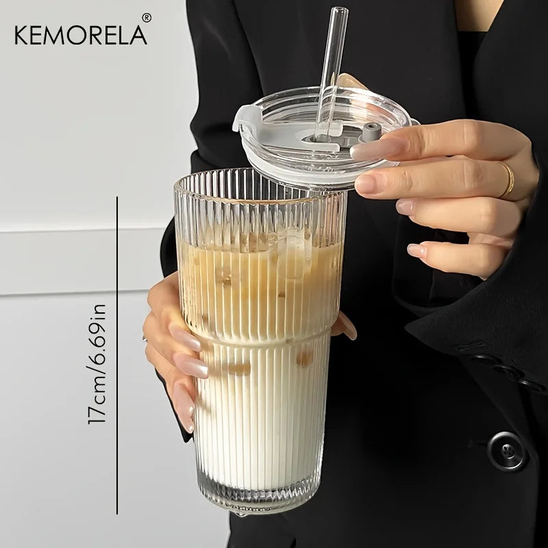 Vaso de vidrio rayado de 600 ml, transparente, disponible con tapa y popote o sin cubierta. Perfecto para jugos, café frío y bebidas diarias. Diseño moderno y práctico.