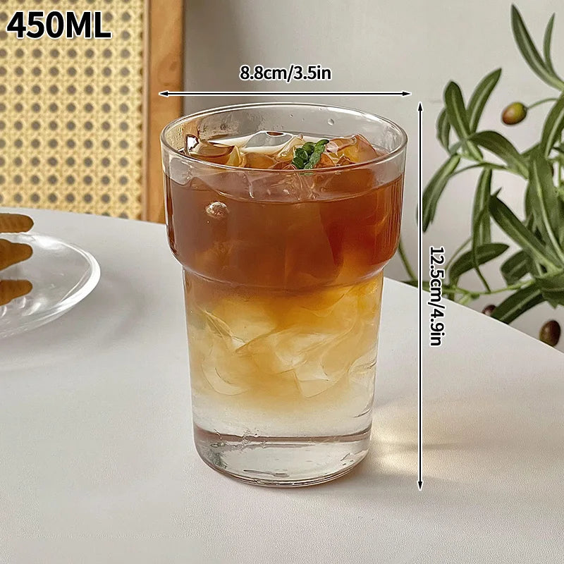 “Vaso de vidrio transparente con diseño ondulado, ideal para café helado, jugo, leche o té.”