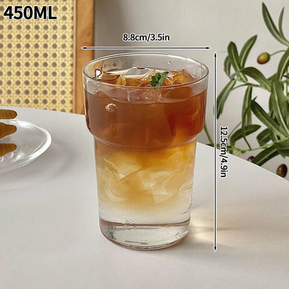 “Vaso de vidrio transparente con diseño ondulado, ideal para café helado, jugo, leche o té.”