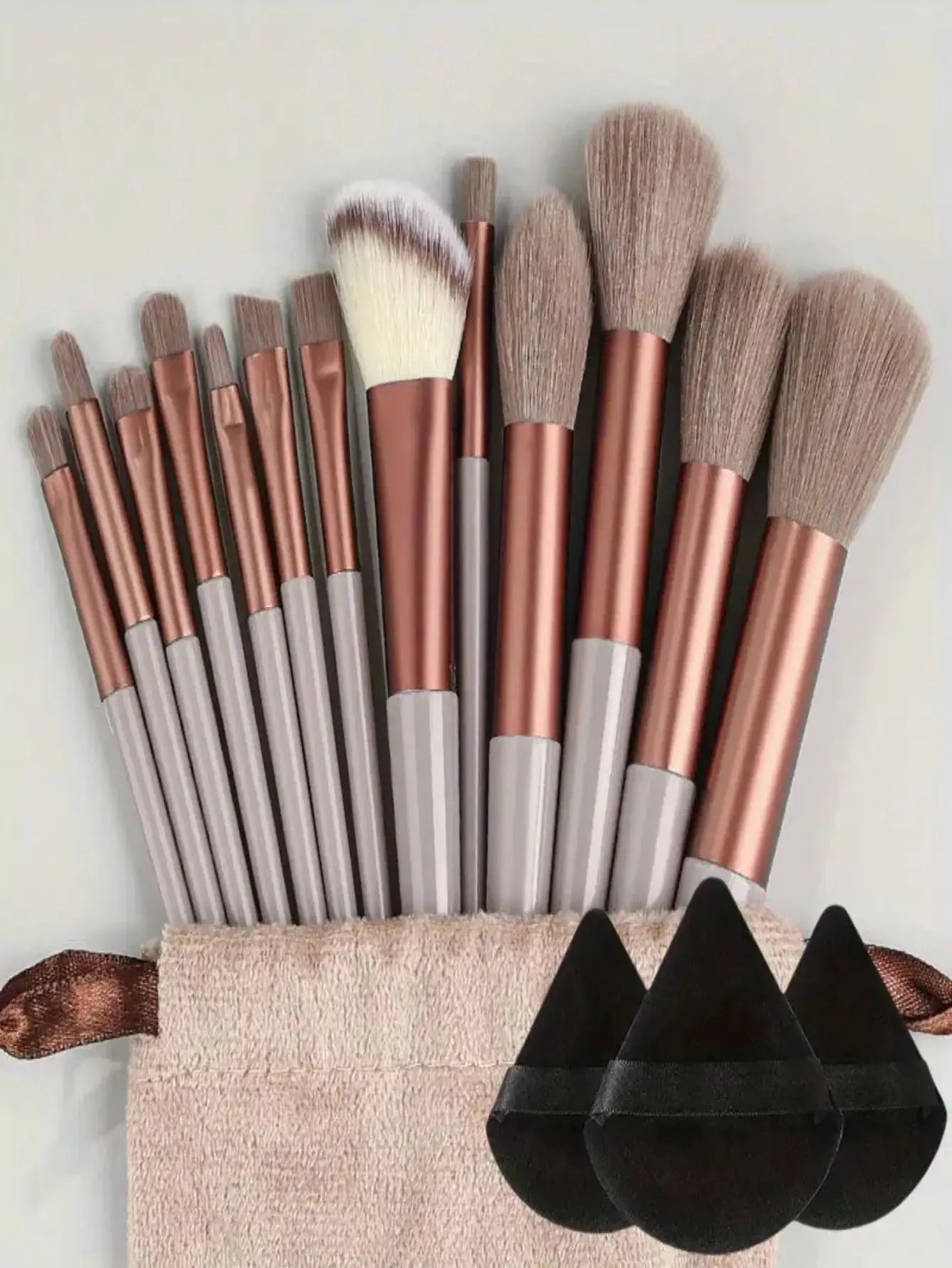 Set de brochas de maquillaje profesionales: suaves y esponjosas para base, polvo, sombras y difuminado. Incluye kabuki y blending, ideales para un acabado perfecto.