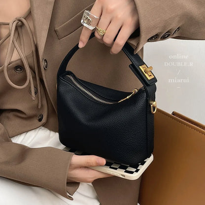 Bolso retro y sencillo tipo crossbody, de cuero suave y diseño cuadrado pequeño. Elegante, versátil y perfecto para uso diario con estilo.
