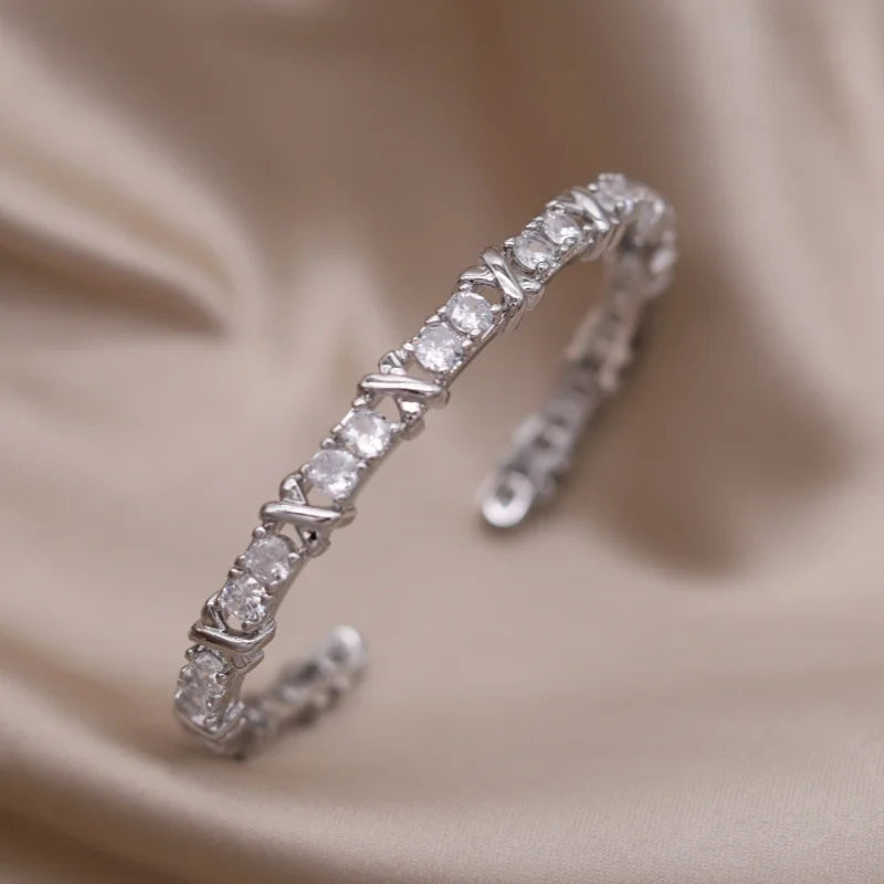 ✨Brazalete X Bicolor Con Zirconia's. Pulsera de diseño francés con baño en dos tonos y zirconias incrustadas. Elegante y versátil, ideal para uso diario o accesorios de trabajo con estilo.