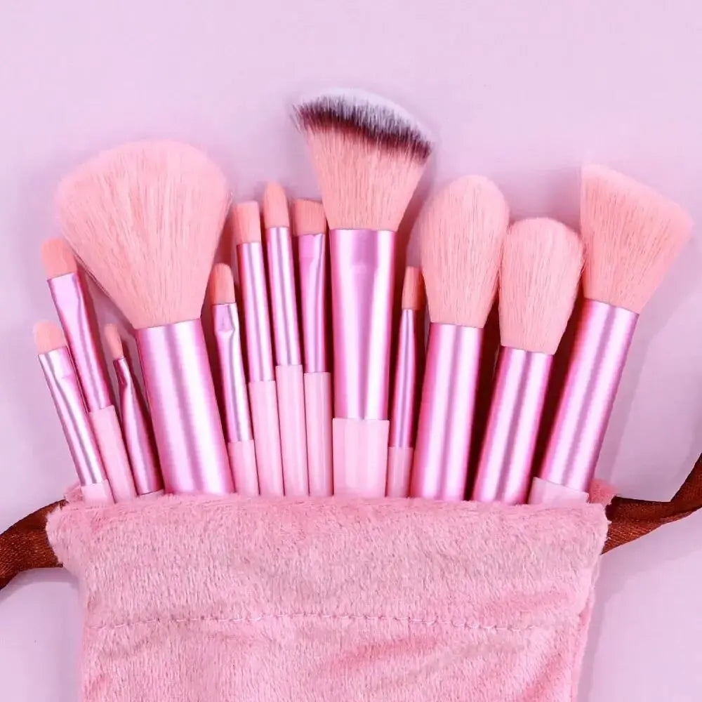Set de brochas de maquillaje profesionales: suaves y esponjosas para base, polvo, sombras y difuminado. Incluye kabuki y blending, ideales para un acabado perfecto.