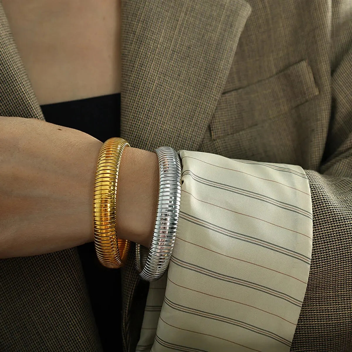 Pulsera retro de acero inoxidable, impermeable y elástica, con acabado pulido y baño de oro 18K. Joyería de moda unisex para hombre y mujer