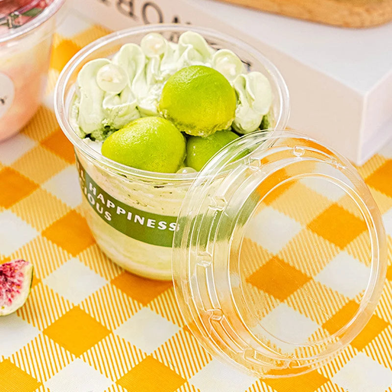 🥤 Set de 10 vasos desechables transparentes de 10oz con tapa: perfectos para mousse, pasteles, helados, pudín, gelatina o yogur. ¡Prácticos, higiénicos y listos para tu picnic o fiesta!