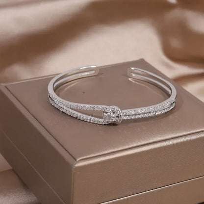✨Brazalete X Bicolor Con Zirconia's. Pulsera de diseño francés con baño en dos tonos y zirconias incrustadas. Elegante y versátil, ideal para uso diario o accesorios de trabajo con estilo.