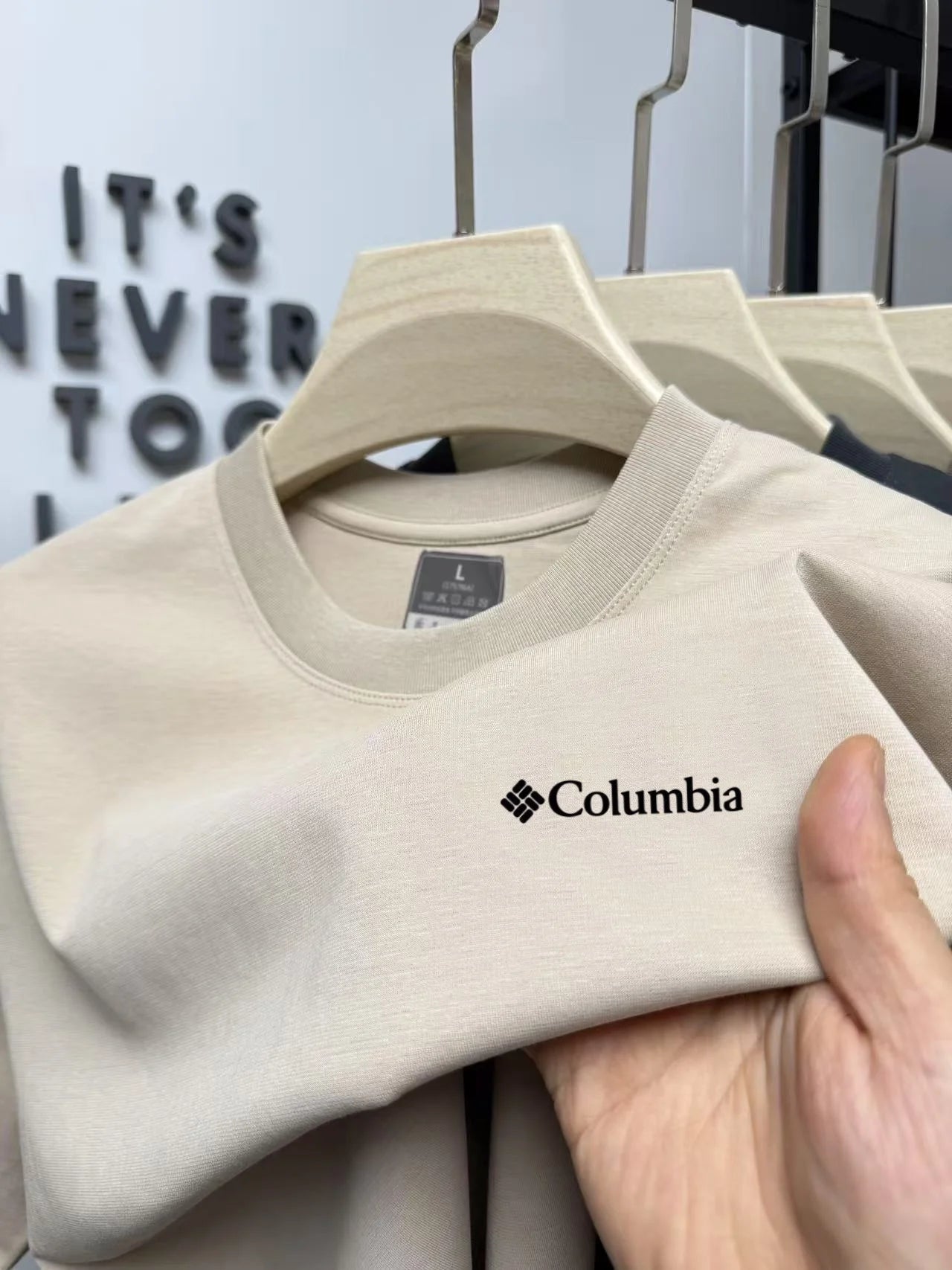 👕 Playera de verano para hombre, cuello redondo y bordado elegante. Cintura alta, ligera, transpirable y cómoda para el día a día o la oficina. ¡Estilo simple con un toque de lujo!