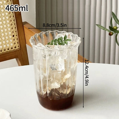 “Vaso de vidrio transparente con diseño ondulado, ideal para café helado, jugo, leche o té.”