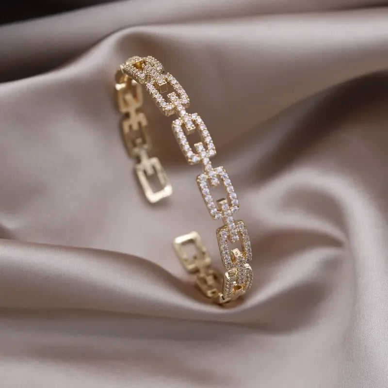 ✨Brazalete X Bicolor Con Zirconia's. Pulsera de diseño francés con baño en dos tonos y zirconias incrustadas. Elegante y versátil, ideal para uso diario o accesorios de trabajo con estilo.