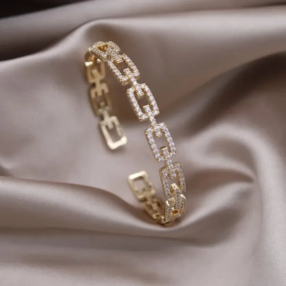 ✨Brazalete X Bicolor Con Zirconia's. Pulsera de diseño francés con baño en dos tonos y zirconias incrustadas. Elegante y versátil, ideal para uso diario o accesorios de trabajo con estilo.