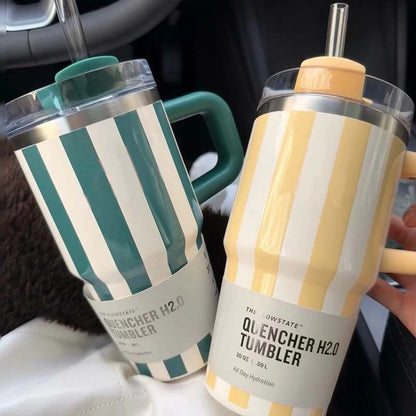 “Taza térmica retro estilo cerámica de 20oz, acero inoxidable con rayas, asa resistente y gran capacidad para café o bebidas en el coche.”