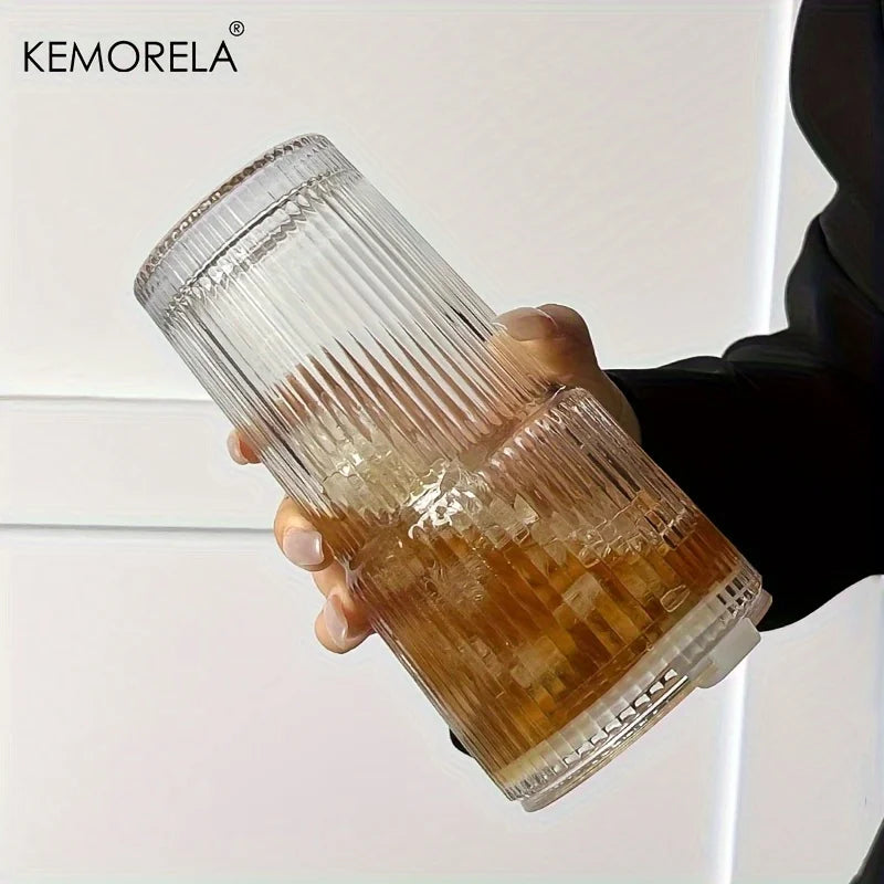 Vaso de vidrio rayado de 600 ml, transparente, disponible con tapa y popote o sin cubierta. Perfecto para jugos, café frío y bebidas diarias. Diseño moderno y práctico.