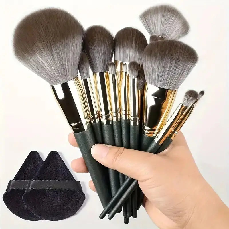 Set de brochas de maquillaje profesionales: suaves y esponjosas para base, polvo, sombras y difuminado. Incluye kabuki y blending, ideales para un acabado perfecto.