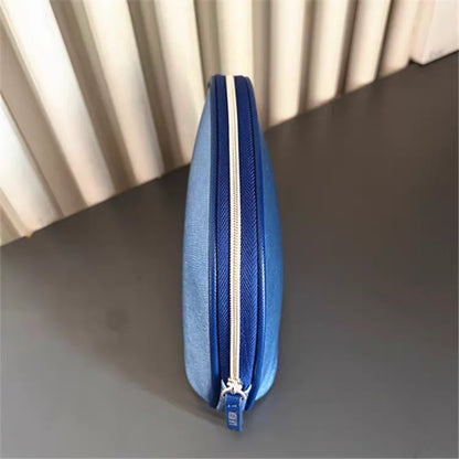 🌊 Bolsa portátil de viaje en PU color azul marino: ligera, resistente y fácil de llevar. Ideal para guardar artículos personales con estilo y practicidad. ¡Tu compañera perfecta en cada salida!