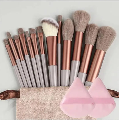 Set de brochas de maquillaje profesionales: suaves y esponjosas para base, polvo, sombras y difuminado. Incluye kabuki y blending, ideales para un acabado perfecto.
