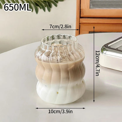 “Vaso de vidrio transparente con diseño ondulado, ideal para café helado, jugo, leche o té.”