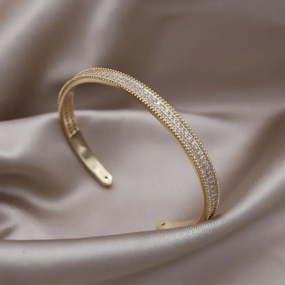 ✨Brazalete X Bicolor Con Zirconia's. Pulsera de diseño francés con baño en dos tonos y zirconias incrustadas. Elegante y versátil, ideal para uso diario o accesorios de trabajo con estilo.