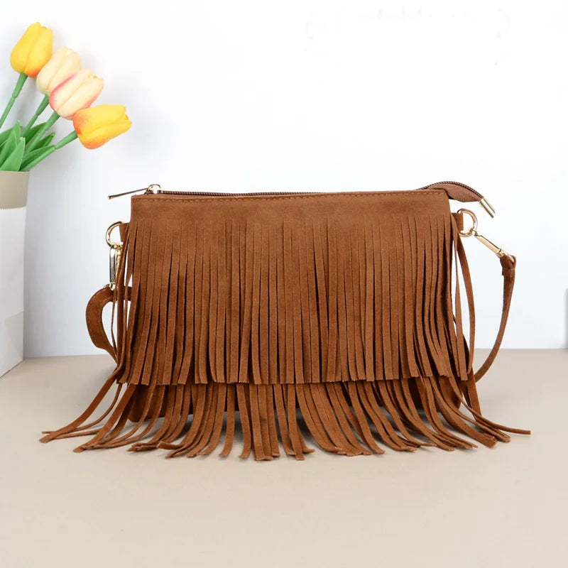 “Bolso cruzado vintage con borlas, estilo boho chic, versátil para uso diario o como regalo elegante.”