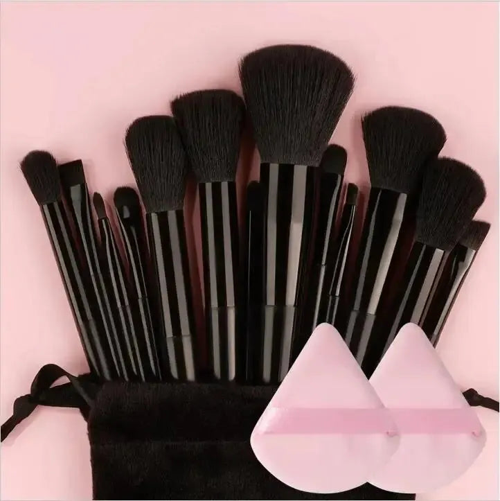 Set de brochas de maquillaje profesionales: suaves y esponjosas para base, polvo, sombras y difuminado. Incluye kabuki y blending, ideales para un acabado perfecto.