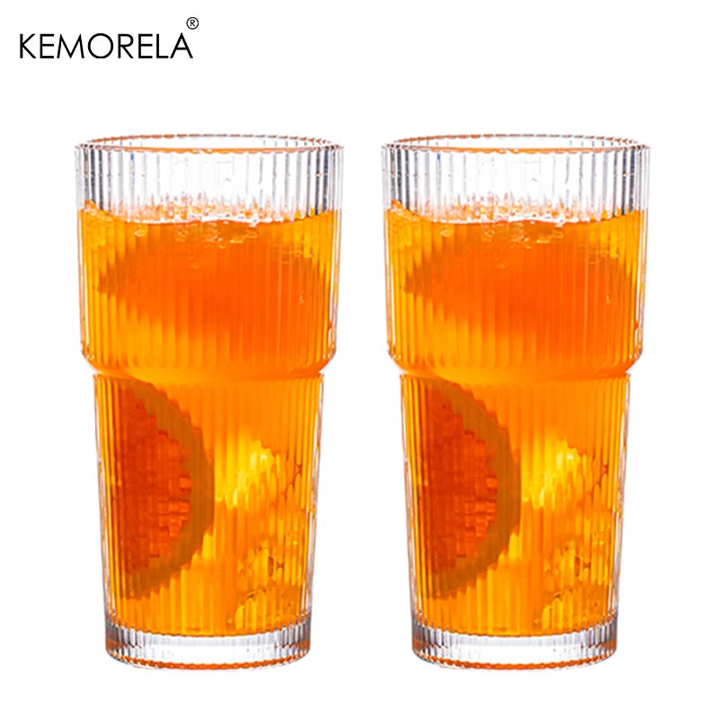 Vaso de vidrio rayado de 600 ml, transparente, disponible con tapa y popote o sin cubierta. Perfecto para jugos, café frío y bebidas diarias. Diseño moderno y práctico.