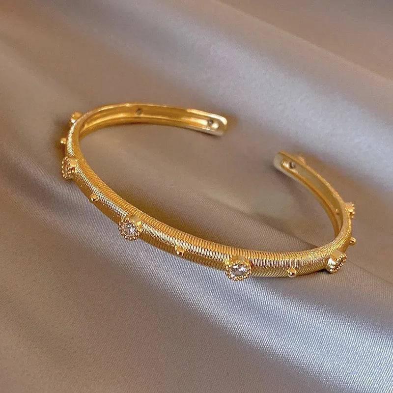 ✨Brazalete X Bicolor Con Zirconia's. Pulsera de diseño francés con baño en dos tonos y zirconias incrustadas. Elegante y versátil, ideal para uso diario o accesorios de trabajo con estilo.