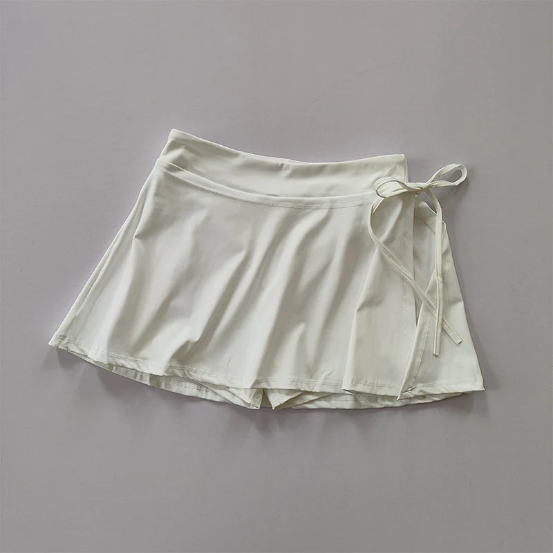 Falda deportiva estilo yoga con pantalón integrado: ideal para tenis, bádminton o entrenamiento. Secado rápido, con bolsillo lateral y abertura moderna para máxima comodidad y estilo.