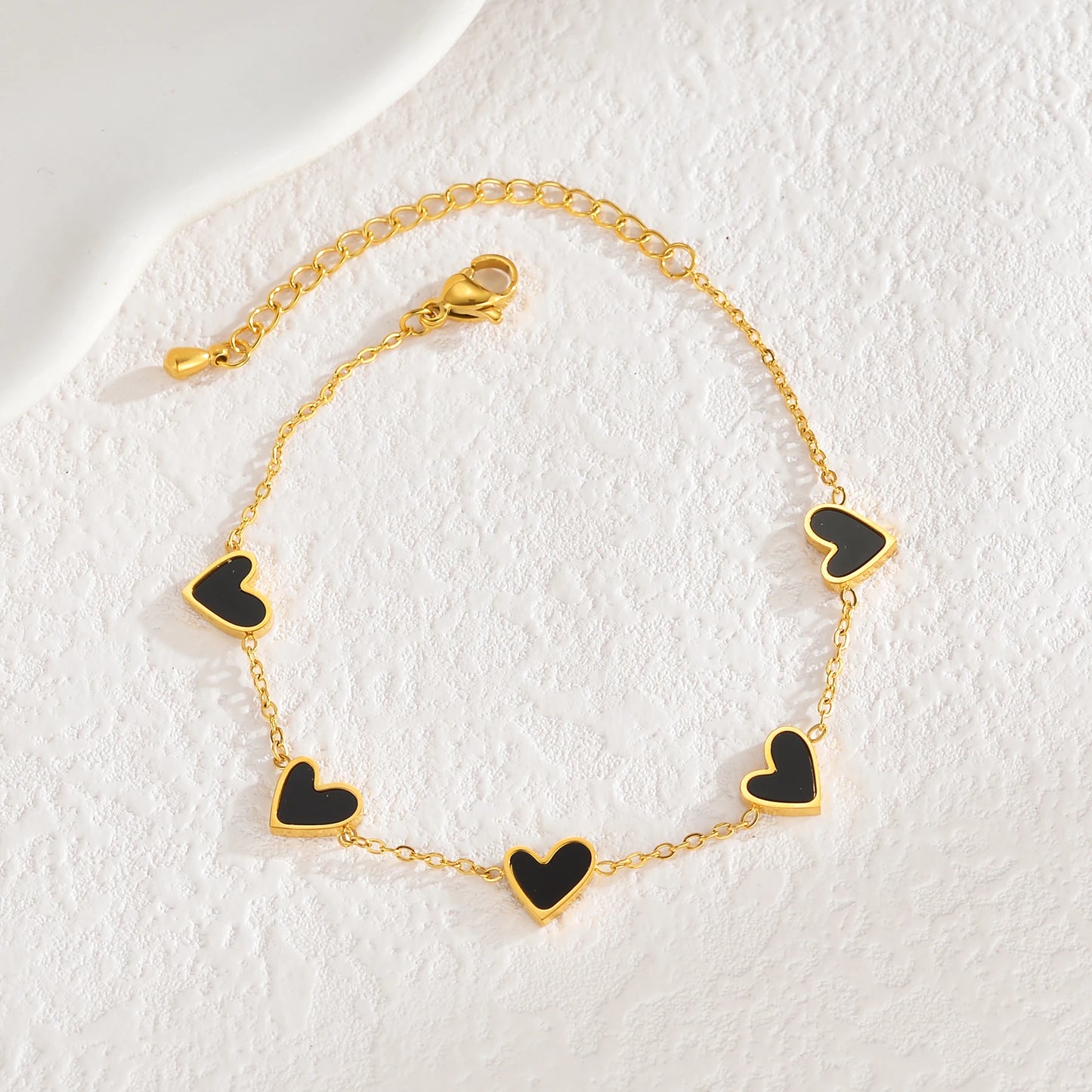 Pulsera de acero inoxidable chapada en oro, con diseño de corazones multicolor estilo gotas de aceite. Joyería llamativa y moderna