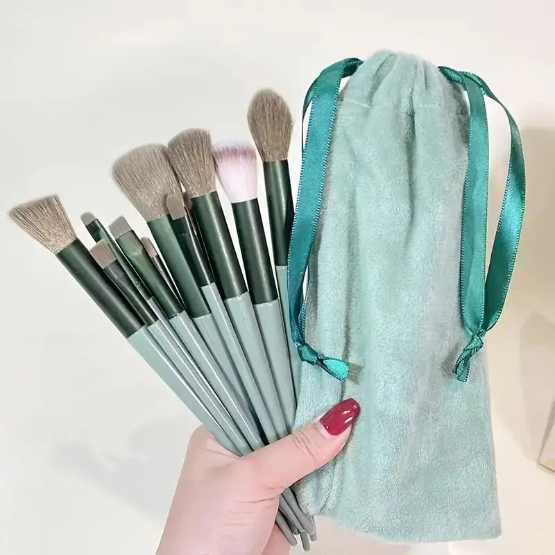 Set de brochas de maquillaje profesionales: suaves y esponjosas para base, polvo, sombras y difuminado. Incluye kabuki y blending, ideales para un acabado perfecto.