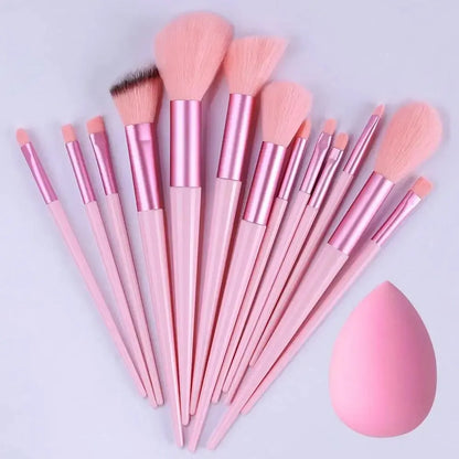 Set de brochas de maquillaje profesionales: suaves y esponjosas para base, polvo, sombras y difuminado. Incluye kabuki y blending, ideales para un acabado perfecto.