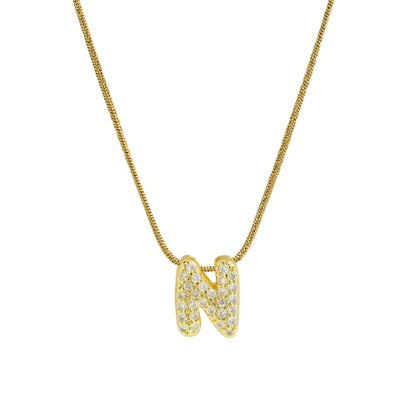 ✨ Collar inicial con letra inglesa, bañado en oro 18K y decorado con circonias incrustadas. Diseño puff/bubble llamativo, moderno y femenino, ideal para destacar tu estilo.
