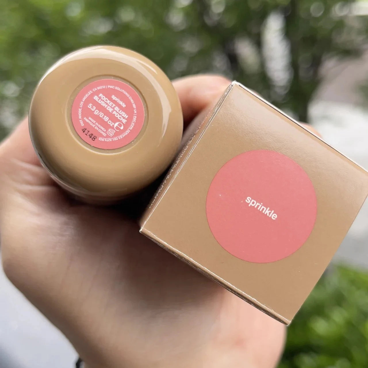 💄 RHODE Pocket Blush Stick: bálsamo hidratante 2 en 1 para labios y mejillas. Textura cremosa, fácil de aplicar y con acabado natural en polvo-rouge. ¡Color fresco y luminoso en segundos!