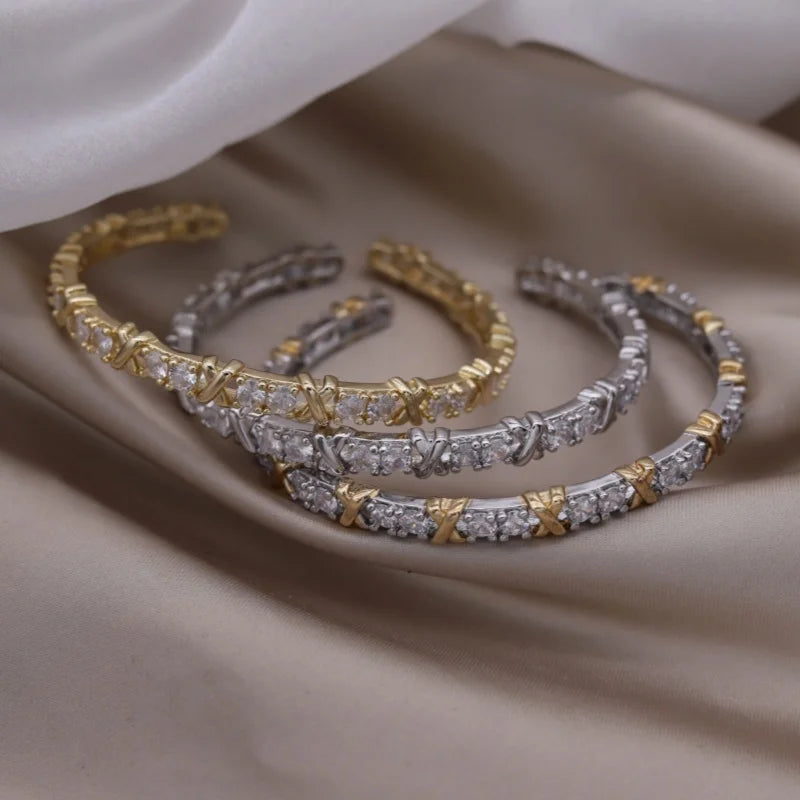 ✨Brazalete X Bicolor Con Zirconia's. Pulsera de diseño francés con baño en dos tonos y zirconias incrustadas. Elegante y versátil, ideal para uso diario o accesorios de trabajo con estilo.