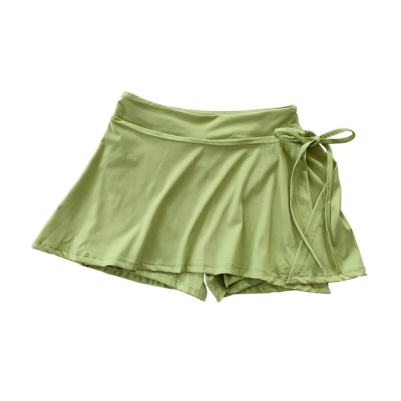 Falda deportiva estilo yoga con pantalón integrado: ideal para tenis, bádminton o entrenamiento. Secado rápido, con bolsillo lateral y abertura moderna para máxima comodidad y estilo.