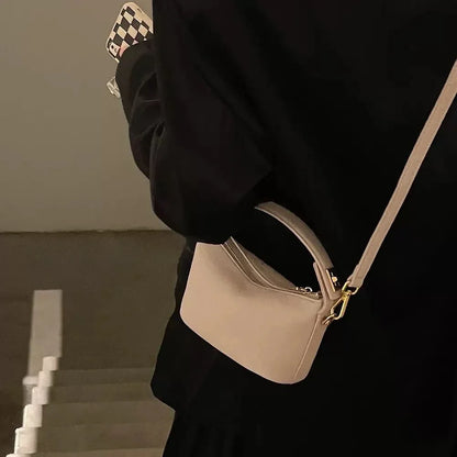 Bolso retro y sencillo tipo crossbody, de cuero suave y diseño cuadrado pequeño. Elegante, versátil y perfecto para uso diario con estilo.