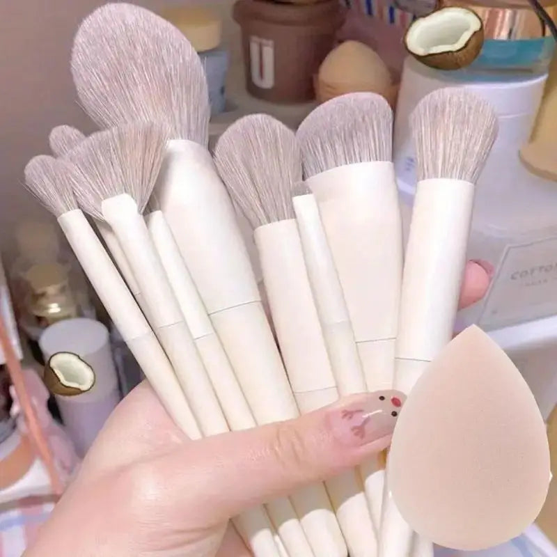 Set de brochas de maquillaje profesionales: suaves y esponjosas para base, polvo, sombras y difuminado. Incluye kabuki y blending, ideales para un acabado perfecto.