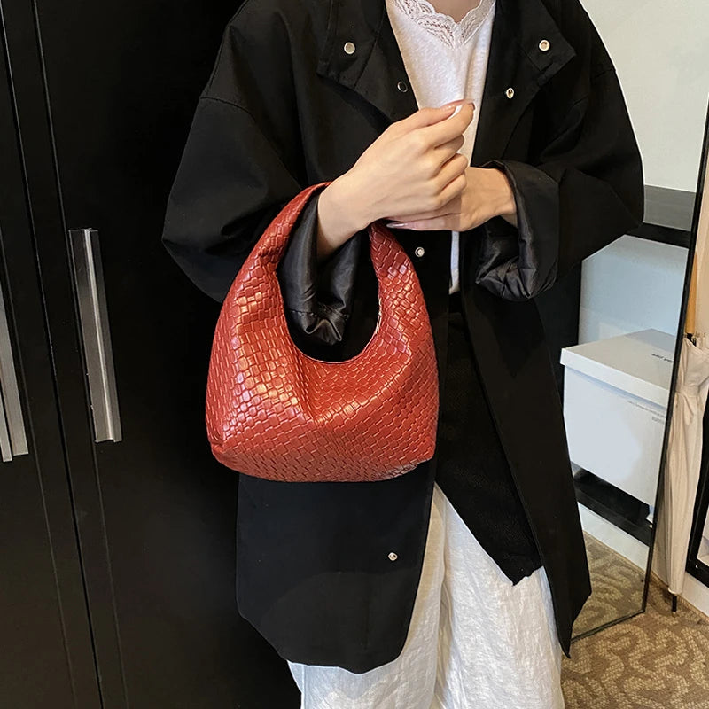 Bolso de hombro pequeño de piel sintética suave, estilo clásico, tejido repujado, con asa superior, para uso diario informal.