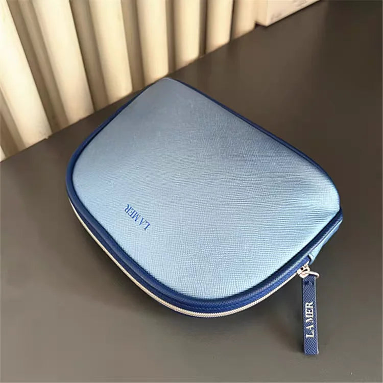 🌊 Bolsa portátil de viaje en PU color azul marino: ligera, resistente y fácil de llevar. Ideal para guardar artículos personales con estilo y practicidad. ¡Tu compañera perfecta en cada salida!