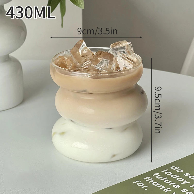 “Vaso de vidrio transparente con diseño ondulado, ideal para café helado, jugo, leche o té.”
