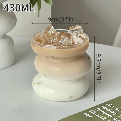 “Vaso de vidrio transparente con diseño ondulado, ideal para café helado, jugo, leche o té.”