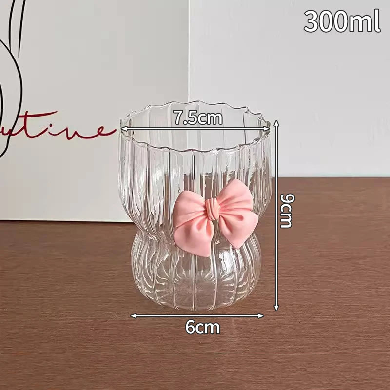 “Vaso de vidrio transparente con diseño ondulado, ideal para café helado, jugo, leche o té.”