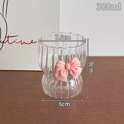 “Vaso de vidrio transparente con diseño ondulado, ideal para café helado, jugo, leche o té.”