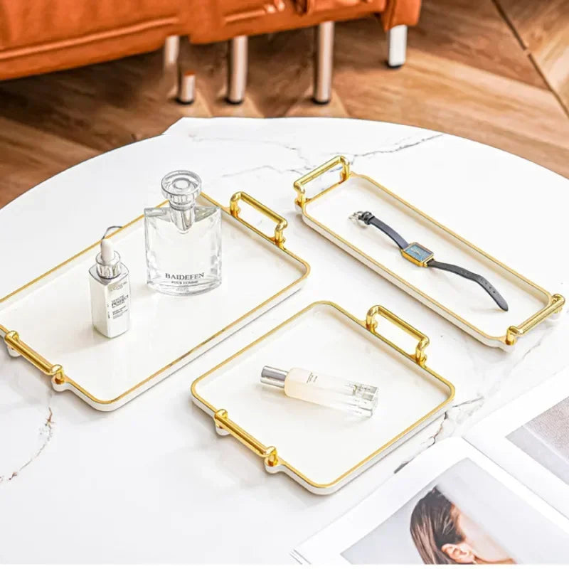 ✨ Bandeja rectangular estilo luxury para el hogar. Ideal para organizar cosméticos, vasos de agua o accesorios en sala, hotel o apartamento. Elegante, práctica y versátil para cualquier espacio.