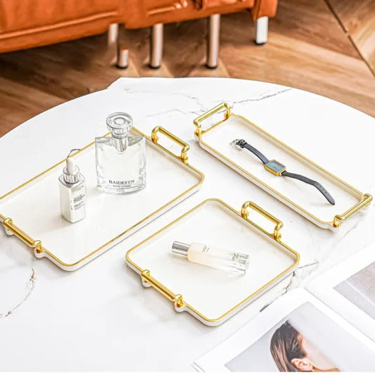 ✨ Bandeja rectangular estilo luxury para el hogar. Ideal para organizar cosméticos, vasos de agua o accesorios en sala, hotel o apartamento. Elegante, práctica y versátil para cualquier espacio.
