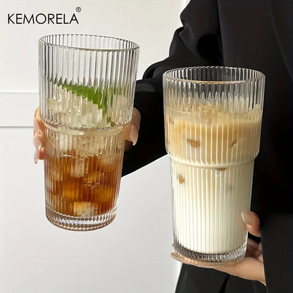 Vaso de vidrio rayado de 600 ml, transparente, disponible con tapa y popote o sin cubierta. Perfecto para jugos, café frío y bebidas diarias. Diseño moderno y práctico.