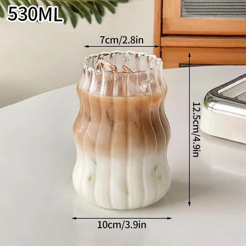 “Vaso de vidrio transparente con diseño ondulado, ideal para café helado, jugo, leche o té.”