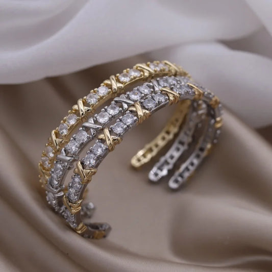 ✨Brazalete X Bicolor Con Zirconia's. Pulsera de diseño francés con baño en dos tonos y zirconias incrustadas. Elegante y versátil, ideal para uso diario o accesorios de trabajo con estilo.