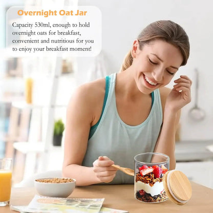 3 frascos de vidrio de 530 ml con tapa hermética y cucharita incluida. Perfectos para almacenar avena, azúcar, especias o alimentos en la cocina. Diseño práctico y decorativo para hogar, hotel o apartamento.