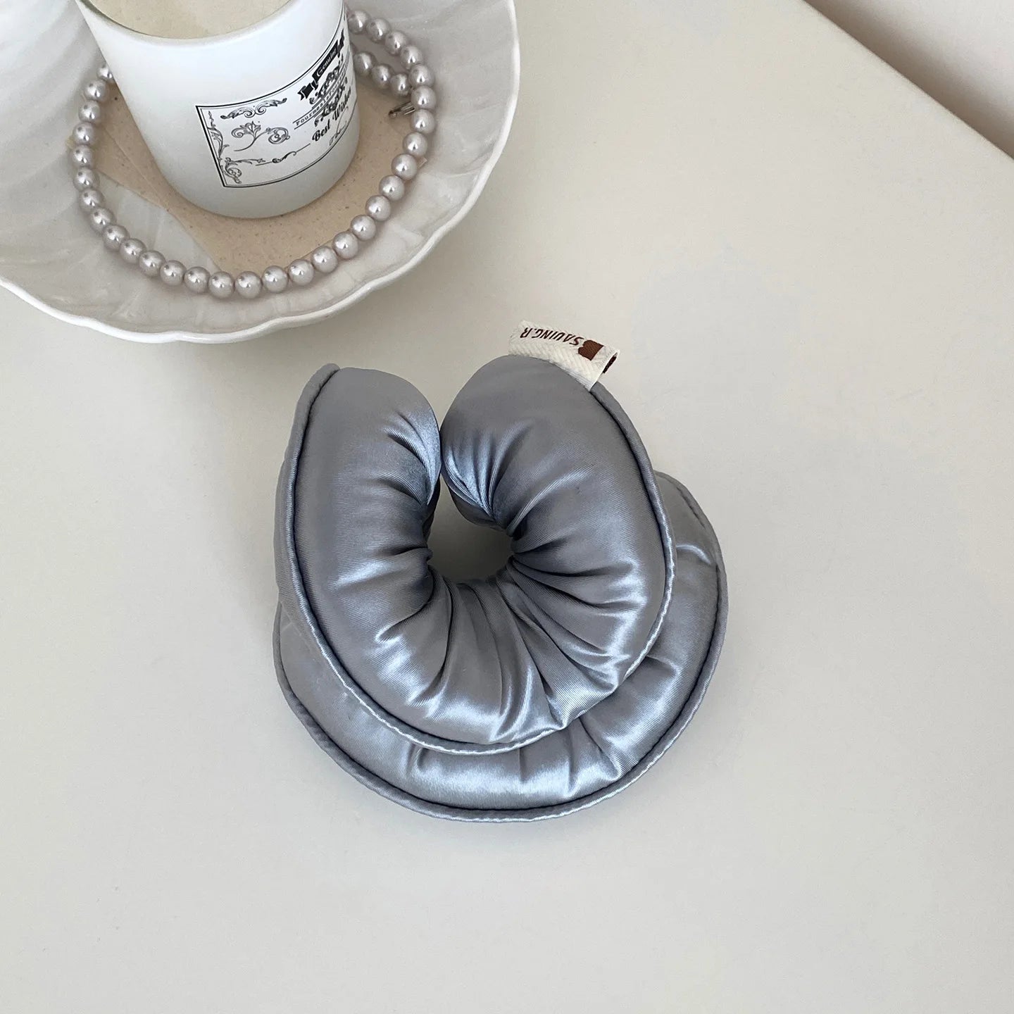 scrunchies elásticos de esponja y satén: suaves, cómodos y perfectos para mujeres y niñas. Accesorio ideal para peinados con estilo, sin maltratar tu cabello. ¡Color, suavidad y moda en cada coleta!