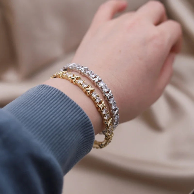 ✨Brazalete X Bicolor Con Zirconia's. Pulsera de diseño francés con baño en dos tonos y zirconias incrustadas. Elegante y versátil, ideal para uso diario o accesorios de trabajo con estilo.