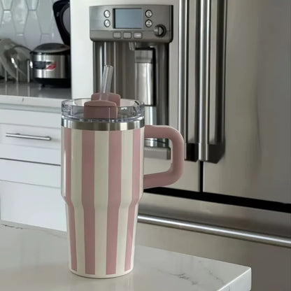 “Taza térmica retro estilo cerámica de 20oz, acero inoxidable con rayas, asa resistente y gran capacidad para café o bebidas en el coche.”